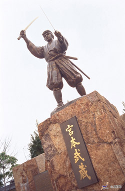 Statue von　Musashi　Miyamoto / Okayama | ©Okayama-ken Kanko Renmei/©JNTO